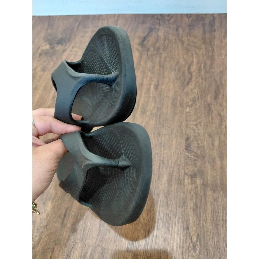 OOFOS OOriginal Recovery Sandals Black Mens 7 Womens Size 9EU Flip Flops Thong